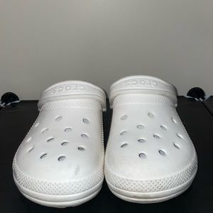 WHITE FUR LINED CROCS